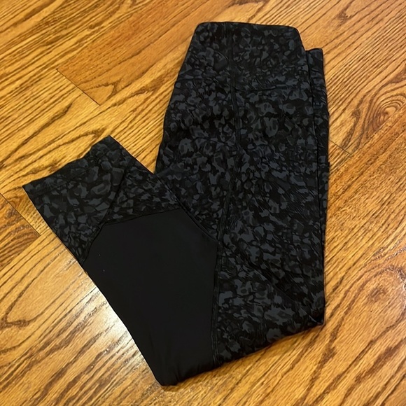 Lululemon Woman’s Printed Leggings Size 6 - Picture 1 of 5